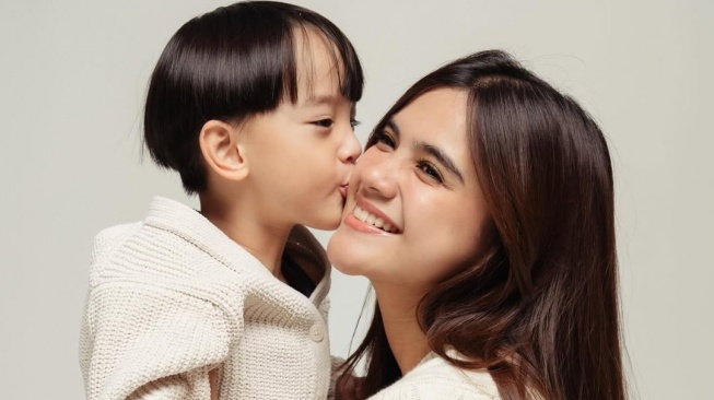 Audi Marissa bersama putranya, Anzel. [Instagram]