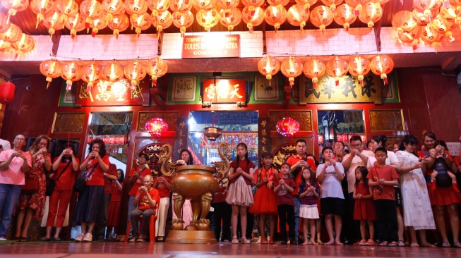 Sejumlah umat Tridharma berdoa menyambut Tahun Baru Imlek di Kelenteng Tulus Harapan Kita di Kota Gorontalo, Gorontalo, Senin (16/2/2026). [ANTARA FOTO/Adiwinata Solihin/bar]