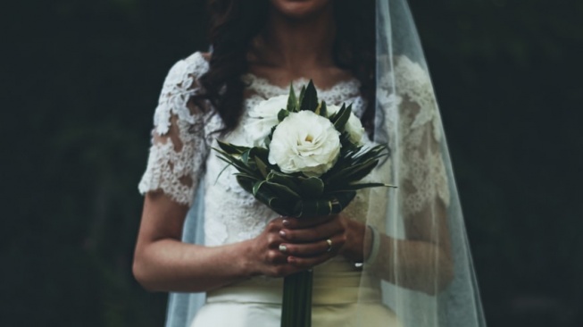 Pengantin Perempuan Misterius di Dekat Bangunan Gereja