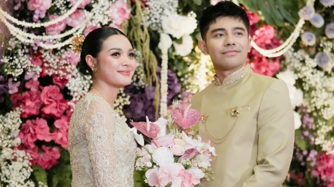 Riza Syah dan Claudia Andhara tunangan. [Instagram]