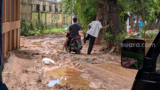 Proyek Pengembangan Setu Babakan yang Berujung Jalan Berlumpur, Pedagang: Putar Balik Aja!