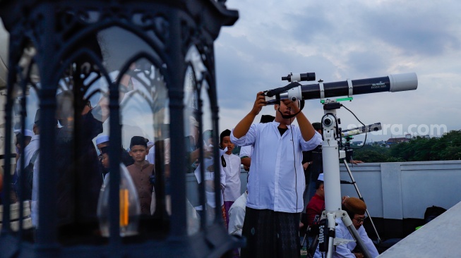 Petugas melakukan pemantauan hilal untuk awal Ramadhan di Masjid Al Musyariin Basmol, Jakarta, Indonesia, Selasa (17/2/2026). [Suara.com/Alfian Winanto]
