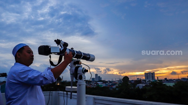 Petugas melakukan pemantauan hilal untuk awal Ramadhan di Masjid Al Musyariin Basmol, Jakarta, Indonesia, Selasa (17/2/2026). [Suara.com/Alfian Winanto]
