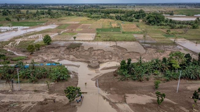 Foto udara kondisi satu dari dua titik jebolnya tanggul Sungai Tuntang di Desa Kebonagung, Kecamatan Kebonagung, Kabupaten Demak, Jawa Tengah, Selasa (17/2/2026). [ANTARA FOTO/Aji Styawan/bar]
