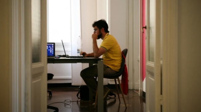 Menulis demi Cinta atau Cuan: Saat Kata-kata Kehilangan Magisnya