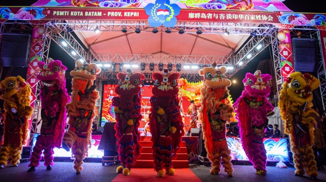 Sejumlah pemain barongsai tampil memeriahkan perayaan malam tahun baru Imlek di kawasan pertokoan Nagoya, Batam, Kepulauan Riau, Senin (16/2/2026). [ANTARA FOTO/Teguh Prihatna/wsj]