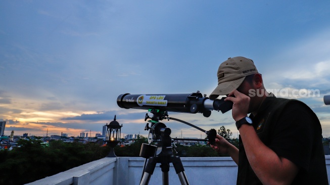 Petugas melakukan pemantauan hilal untuk awal Ramadhan di Masjid Al Musyariin Basmol, Jakarta, Indonesia, Selasa (17/2/2026). [Suara.com/Alfian Winanto]
