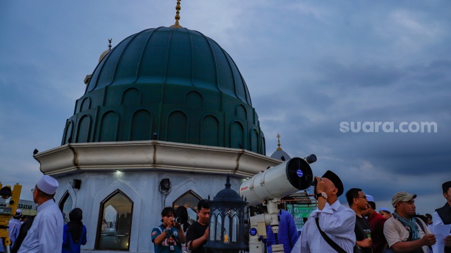 Petugas melakukan pemantauan hilal untuk awal Ramadhan di Masjid Al Musyariin Basmol, Jakarta, Indonesia, Selasa (17/2/2026). [Suara.com/Alfian Winanto]
