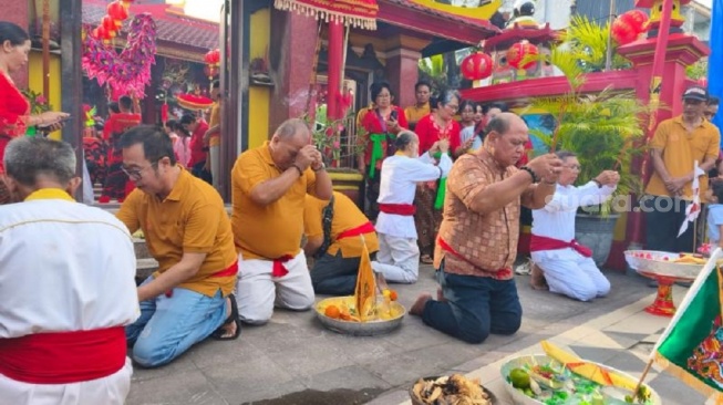 Ritual Tolak Bala di Vihara Dharmayana Kuta, Kabupaten Badung, Senin (16/2/2026) [Suara.com/Putu Yonata Udawananda]