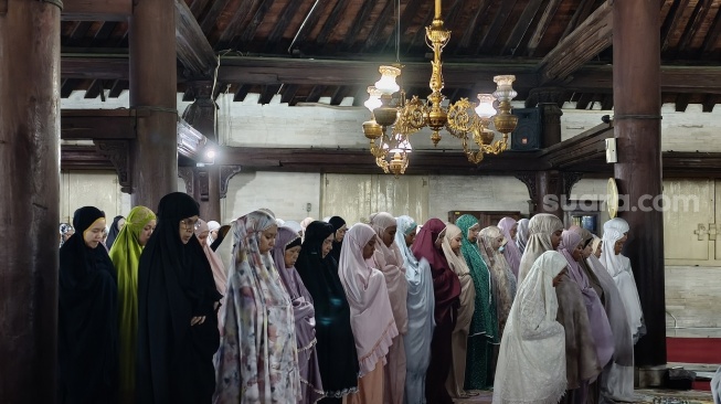 Salat tarawih perdana di Masjid Gedhe Kauman Yogyakarta, Selasa (17/2/2026). (Suara.com/Hiskia)