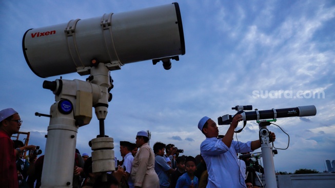 Petugas melakukan pemantauan hilal untuk awal Ramadhan di Masjid Al Musyariin Basmol, Jakarta, Indonesia, Selasa (17/2/2026). [Suara.com/Alfian Winanto]
