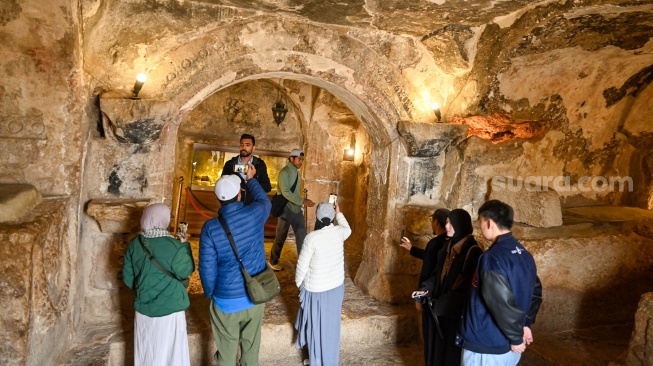 Wisatawan berada di dalam situs Goa Ashabul Khafi (tujuh pemuda) di Abu Alanda, Amman, Yordania, Selasa (17/2/2026). [ANTARA FOTO/Muhammad Adimaja/foc]
