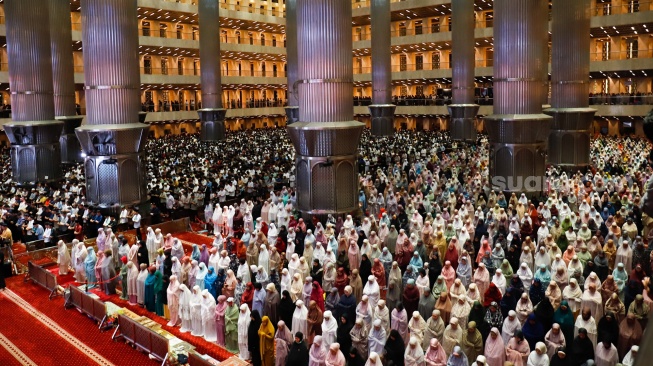 Umat Islam melaksanakan ibadah Salat Tarawih di Masjid Istiqlal, Jakarta, Rabu (18/2/2026). [Suara.com/Alfian Winanto]