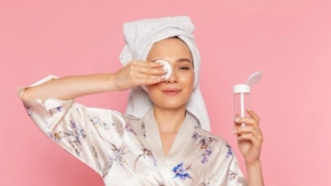 Makeup Waterproof Susah Hilang? Ini 4 Cleansing Oil yang Ampuh dan Lembut di Kulit