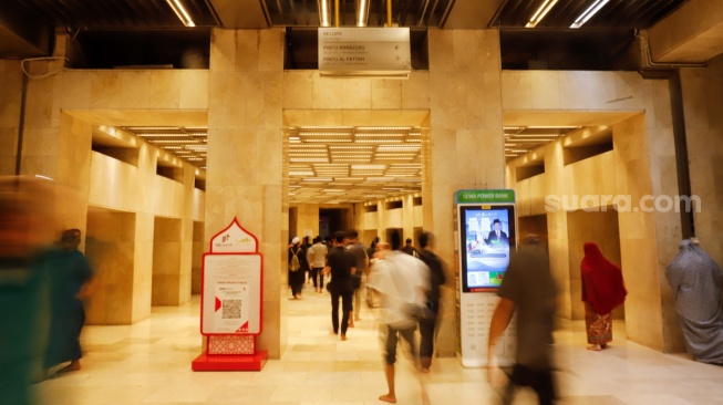 Umat Islam datang untuk melaksanakan ibadah Salat Tarawih di Masjid Istiqlal, Jakarta, Rabu (18/2/2026). [Suara.com/Alfian Winanto]