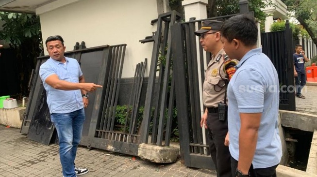 Brak! Pagar Rumah Jusuf Kalla di Jaksel Roboh Diseruduk Mobil Hyundai Santa Fe, Begini Kondisinya