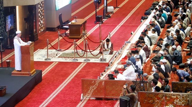 Menteri Agama Nasaruddin Umar memberikan ceramah saat pelaksanaa ibadah Salat Tarawih di Masjid Istiqlal, Jakarta, Rabu (18/2/2026). [Suara.com/Alfian Winanto]