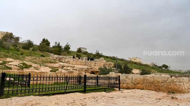 Wisatawan berada di area situs Goa Ashabul Khafi (tujuh pemuda) di Abu Alanda, Amman, Yordania, Selasa (17/2/2026). [ANTARA FOTO/Muhammad Adimaja/foc]
