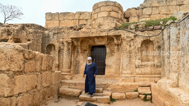 Wisatawan berada di area situs Goa Ashabul Khafi (tujuh pemuda) di Abu Alanda, Amman, Yordania, Selasa (17/2/2026). [ANTARA FOTO/Muhammad Adimaja/foc]
