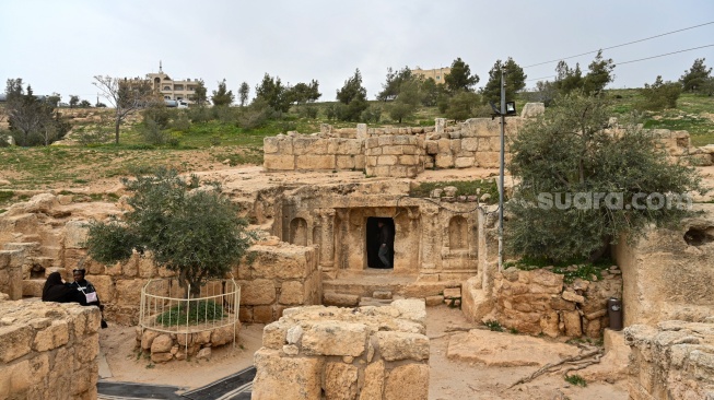 Wisatawan berada di area situs Goa Ashabul Khafi (tujuh pemuda) di Abu Alanda, Amman, Yordania, Selasa (17/2/2026). [ANTARA FOTO/Muhammad Adimaja/foc]
