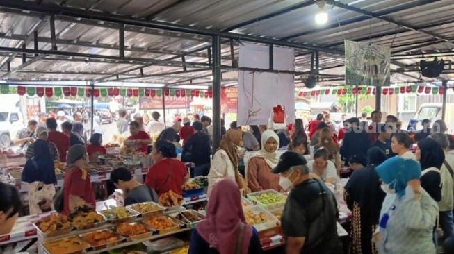 Benhil Diserbu Pemburu Takjil di Hari Pertama Ramadan, Muter 3 Kali Demi Jajanan Favorit