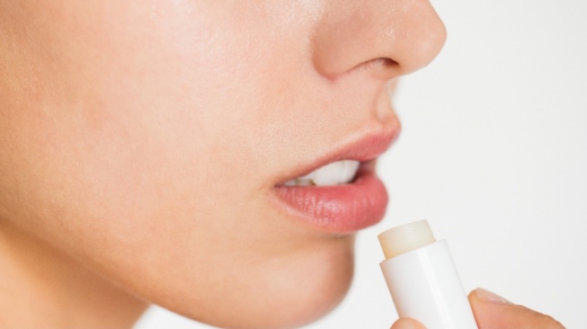 Bye Bibir Kering! 5 Lip Balm Murah yang Cocok Dipakai Saat Puasa