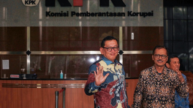 Ketua Komisi Yudisial (KY) Abdul Chair Ramadhan (kiri) didampingi Ketua Bidang Rekrutmen Hakim KY Andi Muhammad Asrun (kedua kiri) berjalan usai pertemuan dengan KPK di Gedung Merah Putih KPK, Jakarta, Kamis (19/2/2026). [ANTARA FOTO/Reno Esnir/fzn/wsj]
