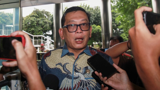 Ketua Komisi Yudisial (KY) Abdul Chair Ramadhan tiba di Gedung Merah Putih KPK, Jakarta, Kamis (19/2/2026). [ANTARA FOTO/Reno Esnir/fzn/wsj]