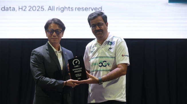 Presiden Direktur & CEO XLSMART, Rajeev Sethi menerima piagam OOKLA. (Dok: XL)