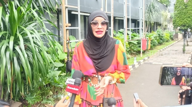 Berniat Temui Richard Lee di Polda Metro Jaya, Doktif Pakai Dress Endorse dari Kartika Putri