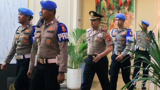 Mantan Kapolres Bima Kota AKBP Didik Putro Kuncoro (tengah) berjalan keluar dari ruang sidang usai mengikuti Sidang Komisi Kode Etik Polri (KKEP) terkait kasus pemilikan narkoba di Gedung Transnational Crime Center (TNCC) Mabes Polri Jakarta, Kamis (19/2/2026). [ANTARA FOTO/Muhammad Iqbal/wsj]