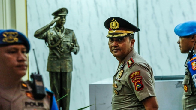 Mantan Kapolres Bima Kota AKBP Didik Putra Kuncoro (tengah) berjalan keluar dari ruang sidang usai mengikuti Sidang Komisi Kode Etik Polri (KKEP) terkait kasus pemilikan narkoba di Gedung Transnational Crime Center (TNCC) Mabes Polri, Jakarta, Kamis (19/2/2026). [ANTARA FOTO/Asprilla Dwi Adha/foc]