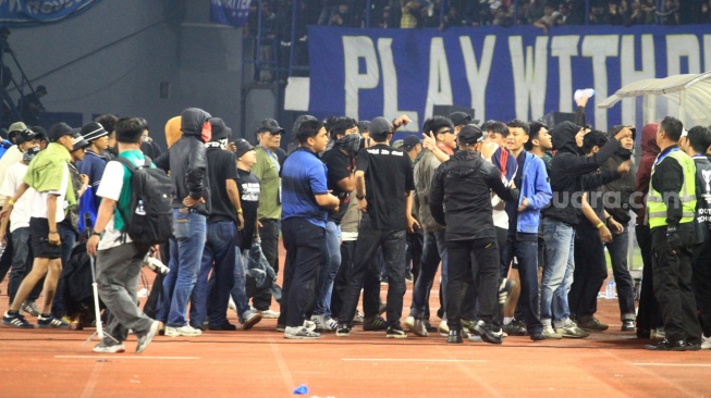 Oknum Bobotoh memasuki lapangan setelah pertandingan Persib vs Ratchaburi FC. (Suara.com/Rahman)