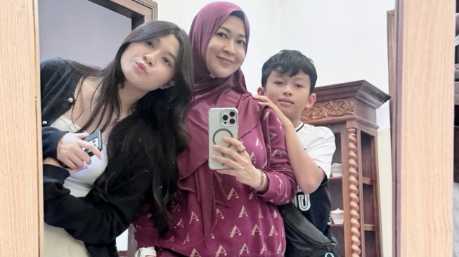 Nasya Suapi Ibu Tiri Duluan Saat Ultah ke-17 Bikin Heboh, Okie Agustina Beri Klarifikasi
