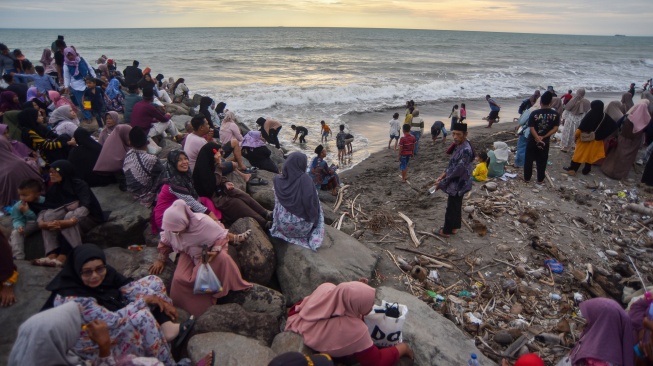 Jamaah Tarekat Syattariyah mengikuti tradisi maniliak bulan (hilal), di Pantai Ulakan, Padangpariaman, Sumatera Barat, Kamis (19/2/2026). [ANTARA FOTO/Fitra Yogi/foc]