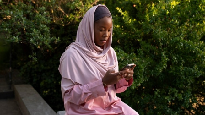 Apakah Membaca Al-Quran di HP Harus Wudhu Dahulu? Ini Hukum dan Aturannya