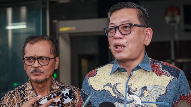 Ketua Komisi Yudisial (KY) Abdul Chair Ramadhan (kanan) didampingi Ketua Bidang Rekrutmen Hakim KY Andi Muhammad Asrun (kiri) menjawab pertanyaan wartawan usai pertemuan dengan KPK di Gedung Merah Putih KPK, Jakarta, Kamis (19/2/2026). [ANTARA FOTO/Reno Esnir/fzn/wsj]