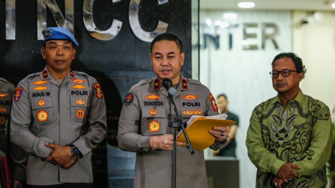 Karo Penmas Divisi Humas Polri Brigjen Pol Trunoyudo Wisnu Andiko (tengah) didampingi Komisioner Kompolnas Choirul Anam (kanan) dan Karo Wabprof Divpropam Polri Brigjen Pol Agus Wijayanto (kiri) menyampaikan keterangan kepada wartawan usai Sidang Komisi Kode Etik Polri (KKEP) di Gedung Transnational Crime Center (TNCC) Mabes Polri, Jakarta, Kamis (19/2/2026). [ANTARA FOTO/Asprilla Dwi Adha/foc]