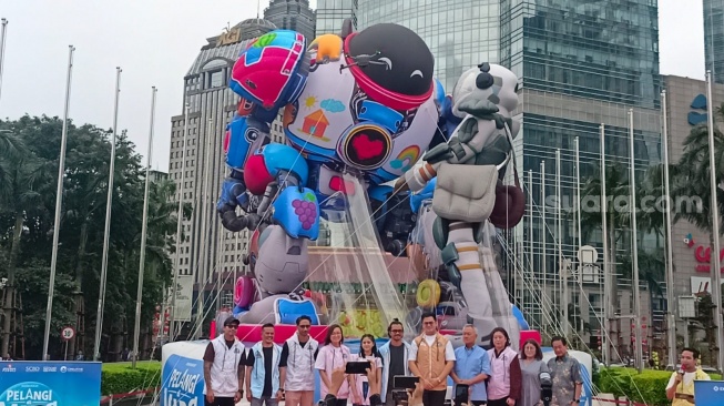 Sapa Warga SCBD, Film Pelangi di Mars Hadirkan Balon Bentuk Robot 10 Meter