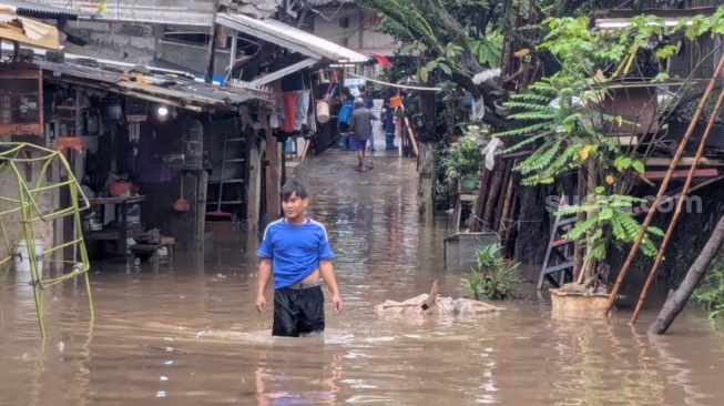 Drama Sahur di Cilandak: Air Kali Krukut Meluap Seleher Orang Dewasa, Warga Tetap Teguh Berpuasa