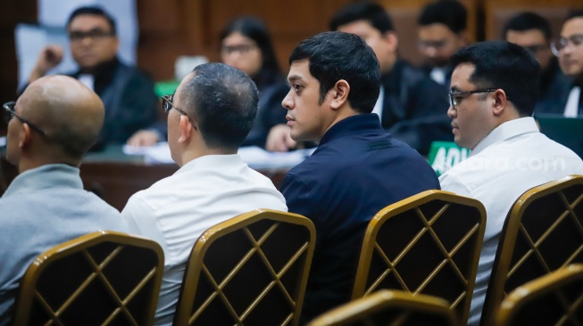 Terdakwa kasus dugaan korupsi tata kelola minyak mentah dan produk kilang Muhammad Kerry Adrianto Riza (kedua kiri) saat menjalani sidang di Pengadilan Tipikor, Jakarta, Kamis (19/2/2026). [Suara.com/Alfian Winanto]