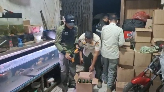 Satpol PP Sita Ribuan Botol Miras dari Sejumlah Warung dan Gudang di Jakarta Barat