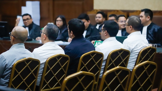 Terdakwa kasus dugaan korupsi tata kelola minyak mentah dan produk kilang Muhammad Kerry Adrianto Riza (tengah) saat menjalani sidang di Pengadilan Tipikor, Jakarta, Kamis (19/2/2026). [Suara.com/Alfian Winanto]