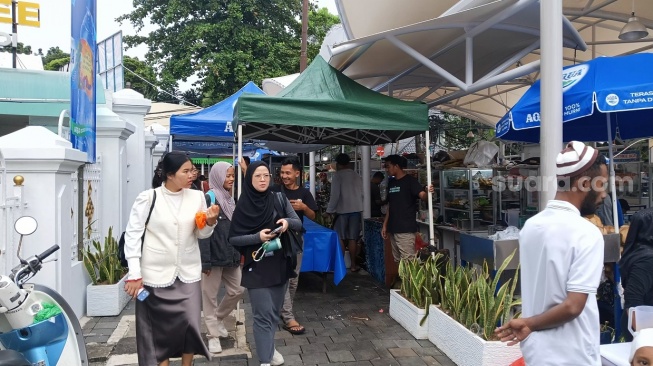 Menjelang Berbuka, Warga Ramai Berburu Takjil di Masjid Agung Sunda Kelapa Menteng