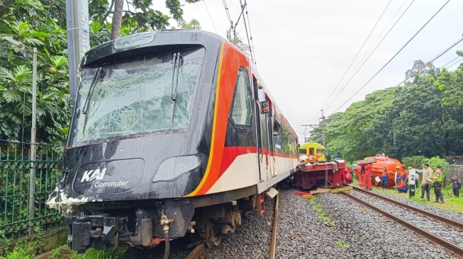 KAI Daop 1 Jakarta Evakuasi KA Bandara yang Tertemper Truk di Rawa Buaya