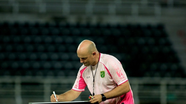 Demi Hindari Cedera, Bernardo Tavares Sesuaikan Program Latihan Persebaya Selama Ramadan