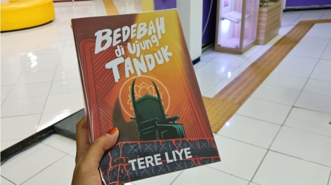 Ketika Takhta Goyah, Sistem Ikut Runtuh: Membaca Bedebah di Ujung Tanduk