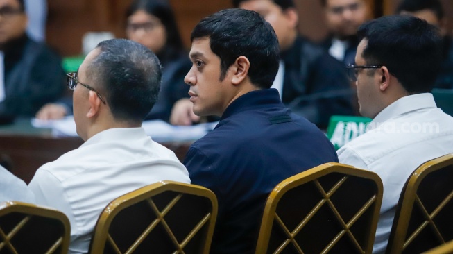 Terdakwa kasus dugaan korupsi tata kelola minyak mentah dan produk kilang Muhammad Kerry Adrianto Riza (tengah) saat menjalani sidang di Pengadilan Tipikor, Jakarta, Kamis (19/2/2026). [Suara.com/Alfian Winanto]