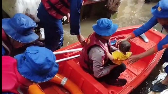 Banjir Kepung Kebon Pala, Ditpolairud Polda Metro Evakuasi Bayi Pakai Perahu Karet