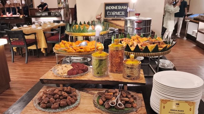 Beragam hidangan buka puasa (takjil) yang tersedia di The Sultan Hotel & Residence Jakarta selama Ramadan (Suara.com/Mohammad Rhadzaki Ramadhan)